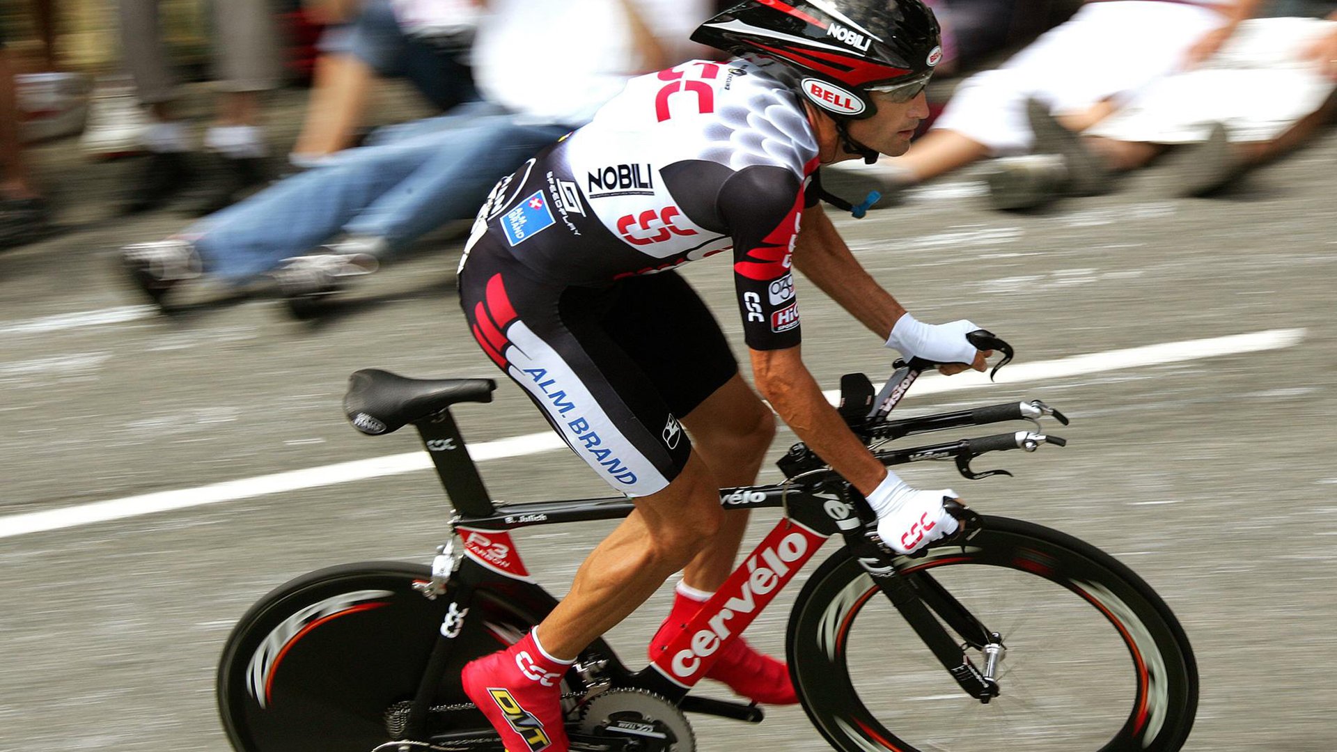 街道上的国家战争,当F1引擎轰鸣撞上世界杯的呐喊